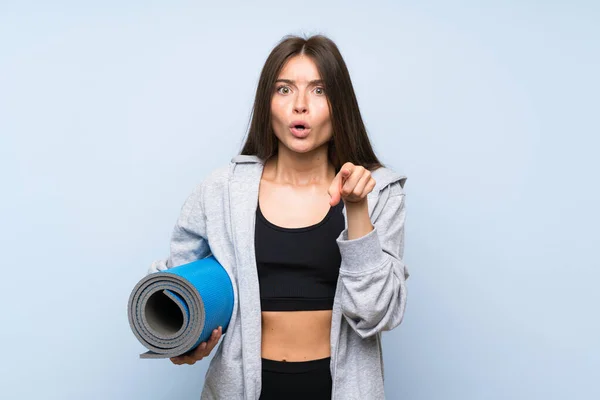 Giovane Ragazza Sportiva Con Stuoia Isolato Sfondo Blu Sorpreso Che — Foto Stock