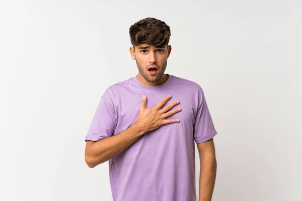 Joven Hombre Guapo Sobre Fondo Blanco Aislado Sorprendido Sorprendido Mientras — Foto de Stock