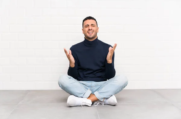 Joven Hombre Guapo Sentado Suelo Riendo — Foto de Stock