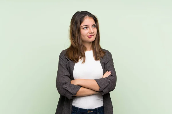 Jovem Morena Com Blazer Sobre Fundo Verde Isolado Com Expressão — Fotografia de Stock