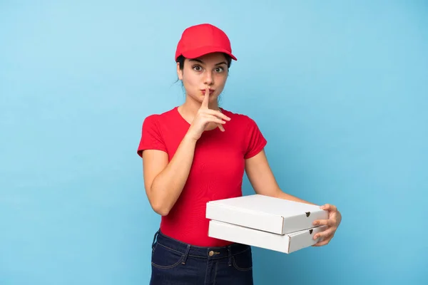 Jovem Segurando Uma Pizza Sobre Parede Rosa Isolada Fazendo Gesto — Fotografia de Stock