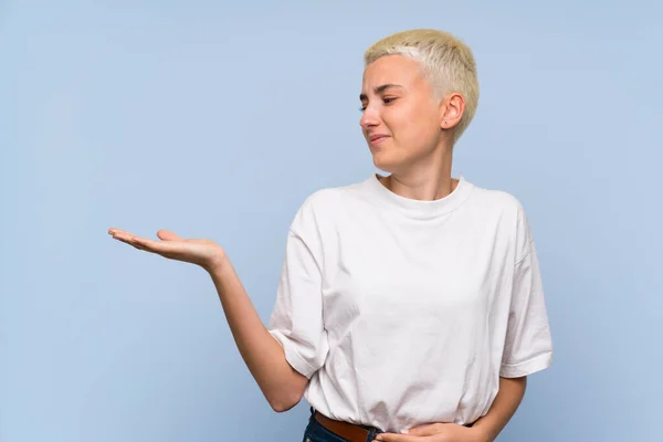 Menina Adolescente Com Cabelos Brancos Curtos Sobre Parede Azul Segurando — Fotografia de Stock