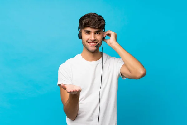 Junger Gutaussehender Mann Über Isoliertem Blauem Hintergrund Arbeitet Mit Headset — Stockfoto