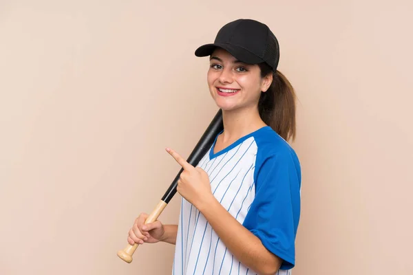 Jovencita Jugando Béisbol Sobre Fondo Aislado Apuntando Hacia Lado Para — Foto de Stock