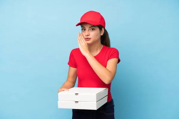 Jeune Femme Tenant Une Pizza Sur Mur Rose Isolé Chuchotant — Photo