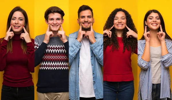 Set Mensen Glimlachend Met Een Vrolijke Aangename Uitdrukking — Stockfoto