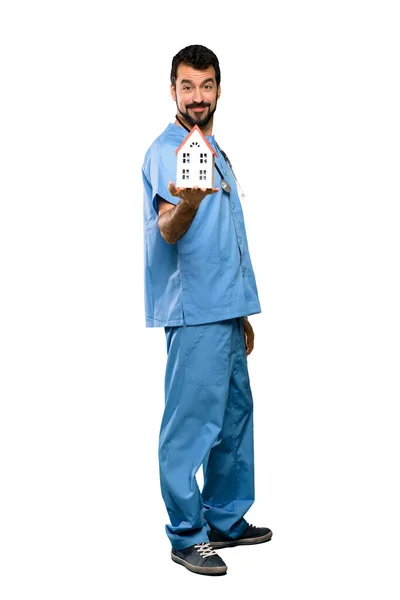 Full Length Colpo Chirurgo Medico Uomo Possesso Una Piccola Casa — Foto Stock