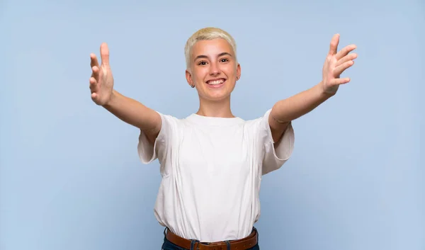 Teenager Girl White Short Hair Blue Wall Presenting Inviting Come — Stock fotografie