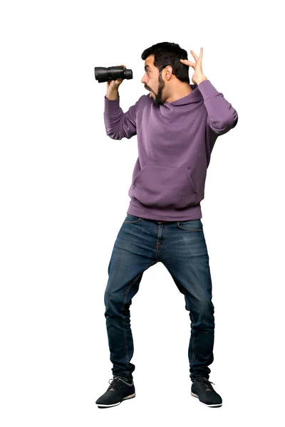 Bellissimo uomo con felpa con binocolo — Foto Stock