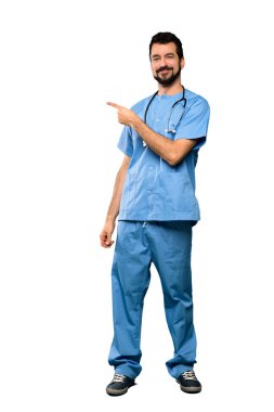 Bir tarafına işaret eden cerrah doktor adam ürün yalıtılmış beyaz arka plan üzerinde sunmak için tam uzunlukta atış