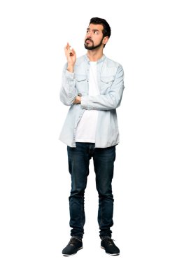 Parmak geçiş ve izole beyaz arka plan üzerinde en iyi isteyen sakal ile yakışıklı adam tam uzunlukta çekim