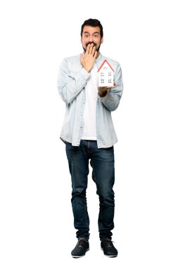 Küçük bir ev tutarak sakallı yakışıklı adam