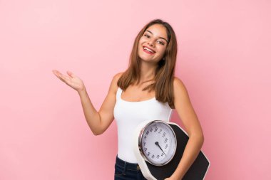 Tecrit edilmiş genç esmer kız