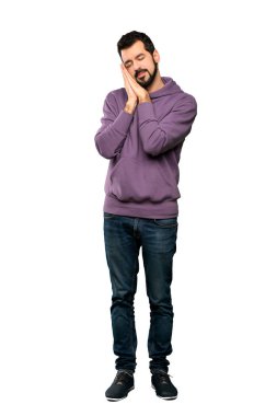 Sweatshirt 'lü yakışıklı bir adamın izole edilmiş beyaz arka plan üzerinde hareketli bir uyku hareketi yaptığı uzun bir çekim.