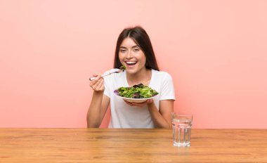 Bir masada bir salata ile genç kadın