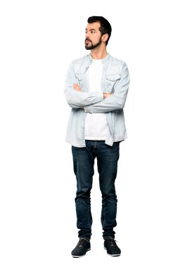 İzole beyaz arka plan üzerinde sakal portre ile yakışıklı adam tam uzunlukta çekim