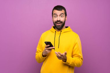 Sarı sweatshirt ile Yakışıklı adam şaşırttı ve bir mesaj gönderme