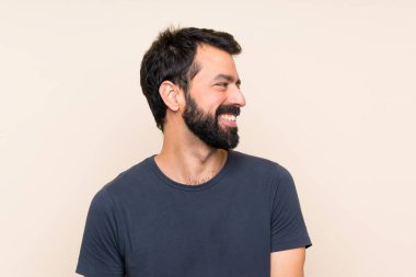 Sakallı adam bir fikir düşünüyor.