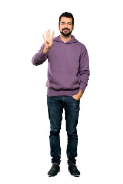 Uzun kollu tişörtlü yakışıklı adam mutlu ve parmakları izole edilmiş beyaz arka planda dört kişi sayıyor.