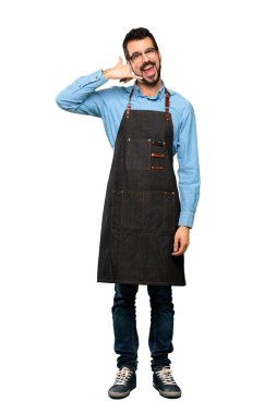 Önlüklü Adam 'ın telefon jesti yaptığı uzun bir çekim. Beni ara. İzole edilmiş beyaz arkaplan.