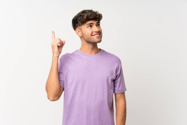 Soyutlanmış beyaz bir geçmişi olan genç yakışıklı bir adam parmağını kaldırarak çözümü bulmaya çalışıyor.