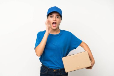 Genç teslimatçı kız izole edilmiş beyaz arka planda ağzı açık bağırıyor.