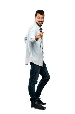 Sakal şarkı mikrofon ile yakışıklı adam