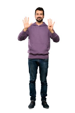 Eşofmanlı yakışıklı bir adamın dokuz parmaklı, izole edilmiş beyaz arka planlı bir fotoğrafı.