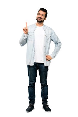 Sakal gösteren ve izole beyaz arka plan üzerinde en iyi işareti bir parmak kaldırma ile yakışıklı adam tam uzunlukta çekim