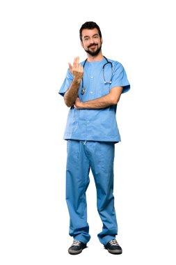 Cerrah doktorun eli ile gelmesi için davet ettiği uzun bir çekim. İzole edilmiş beyaz arka plana gelmene sevindim.