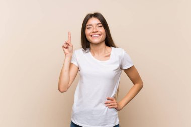 Tecrit edilmiş genç ve güzel bir kız. En iyinin işareti olarak parmağını kaldırıyor.