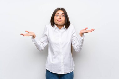 İzole beyaz arka plan üzerinde genç kadın karıştırır yüz ifadesi ile şüpheler