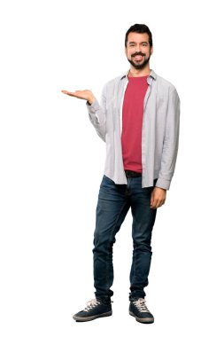 Tam uzunlukta atış boşaltmak hayali avuç içinde tutarak sakallı yakışıklı adam izole beyaz arka plan üzerinde bir reklam eklemek için