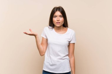 Izole arka plan üzerinde Pretty genç kız şüpheler jest yapma