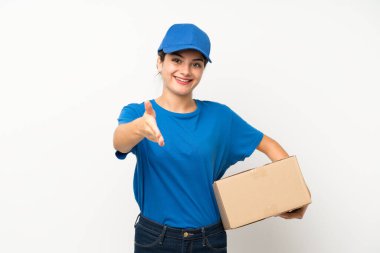 Genç teslimatçı kız iyi bir anlaşmadan sonra beyaz arka planda el sıkışır.