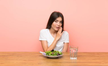 Salatalı genç bayan bir şeyler fısıldıyor