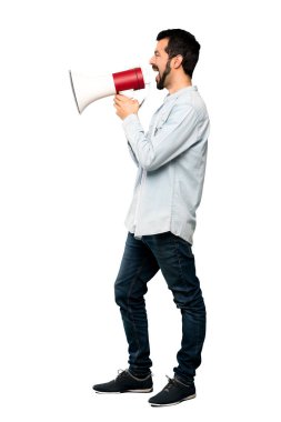 Tam uzunlukta bir megafon ile izole beyaz arka plan üzerinde bağırarak sakallı yakışıklı adam kadeh