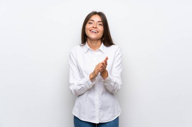 Genç kadın üzerinde izole beyaz arka plan alkışlamak