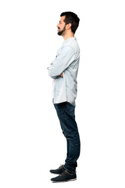 İzole beyaz arka planda lateral pozisyonda sakal ile yakışıklı adam tam uzunlukta çekim