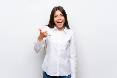 İzole edilmiş beyaz arka planı olan genç bir kadın telefon hareketi yapıyor.