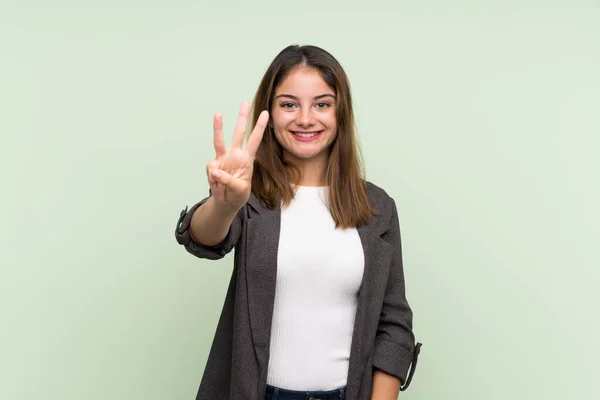 Jong Brunette Meisje Met Blazer Geïsoleerde Groene Achtergrond Gelukkig Tellen — Stockfoto