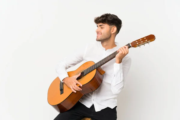 Giovane bell'uomo con chitarra su sfondo bianco isolato — Foto Stock