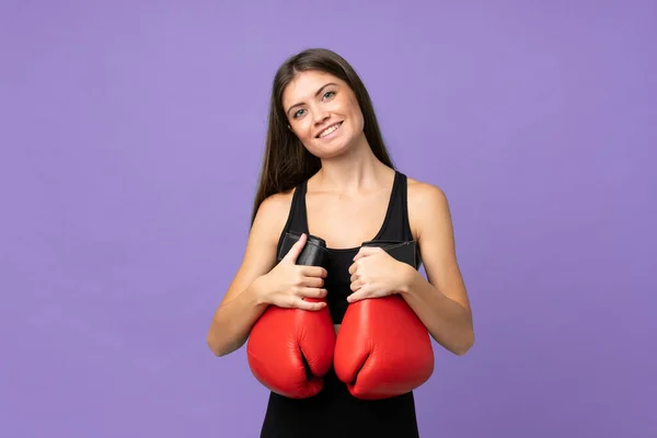 Mujer Joven Sobre Fondo Aislado Con Guantes Boxeo —  Fotos de Stock