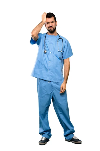 不満を表明し 隔離された白い背景を理解していない外科医の男の完全長ショット — ストック写真