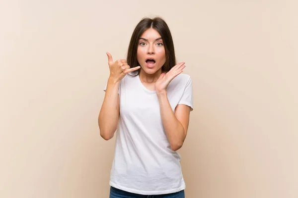 Chica Bastante Joven Sobre Fondo Aislado Haciendo Gesto Teléfono Dudando — Foto de Stock