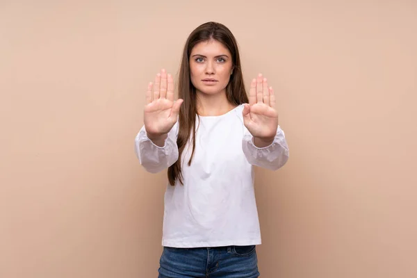 Ung Flicka Över Isolerad Bakgrund Gör Stopp Gest Och Besviken — Stockfoto