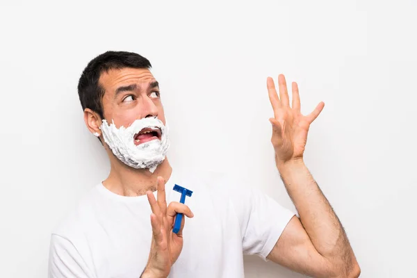 Homem Barbeando Sua Barba Sobre Fundo Branco Isolado Nervoso Assustado — Fotografia de Stock