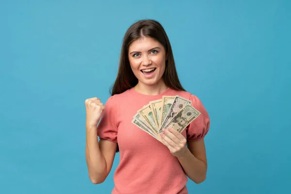 Mladá Žena Nad Izolované Modré Pozadí Přičemž Spoustu Peněz — Stock fotografie