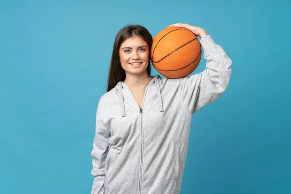 Mujer Joven Sobre Fondo Azul Aislado Con Pelota Baloncesto —  Fotos de Stock