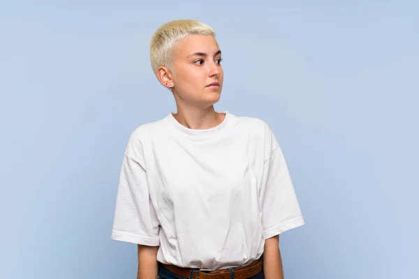 Teenager Girl White Short Hair Blue Wall Making Doubts Gesture — ストック写真